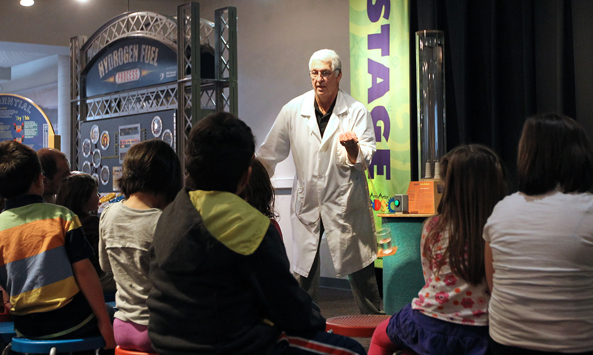 professor rays everyday science at the ann arbor hands-on museum
