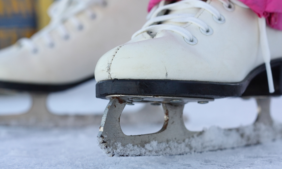 teaching-kids-how-to-ice-skate