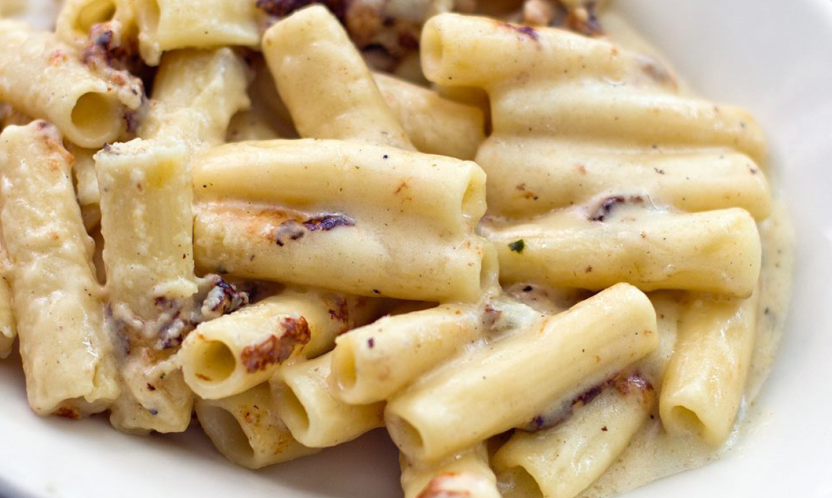 A plate of macaroni and cheese