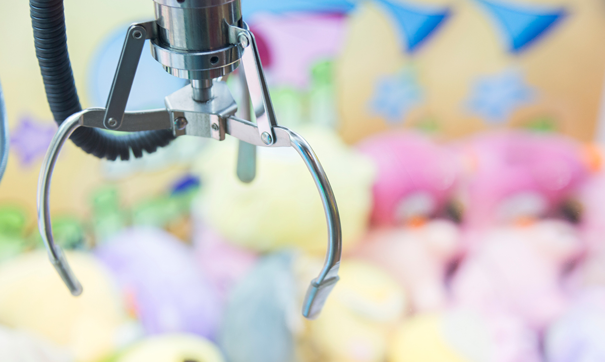 Dad stuffs daughter into claw machine