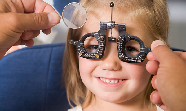 pediatric-ophthalmologist-vs-optemetrist-istock