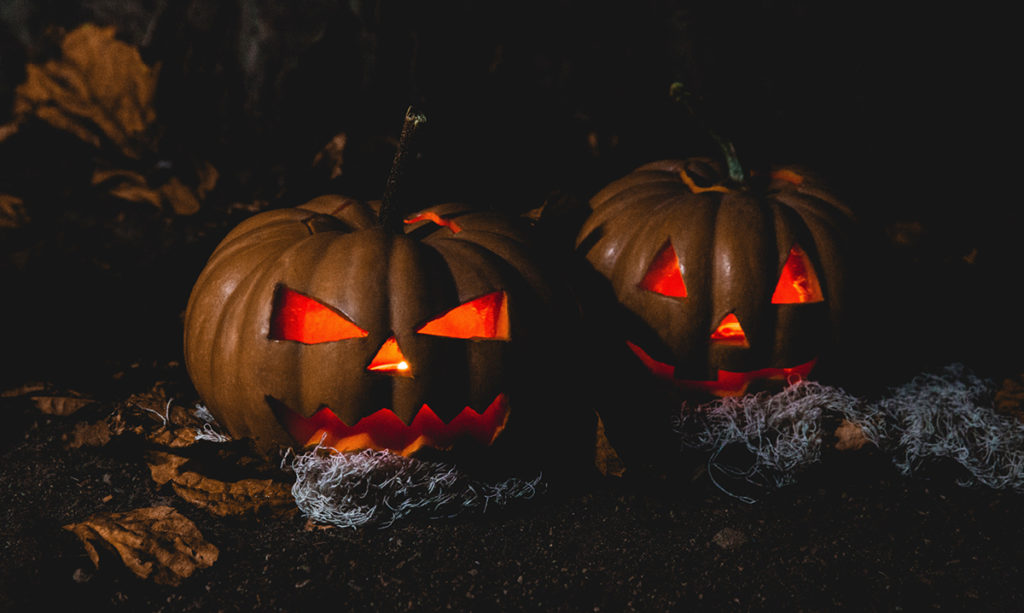 jack o'lanterns with glowing red eyes