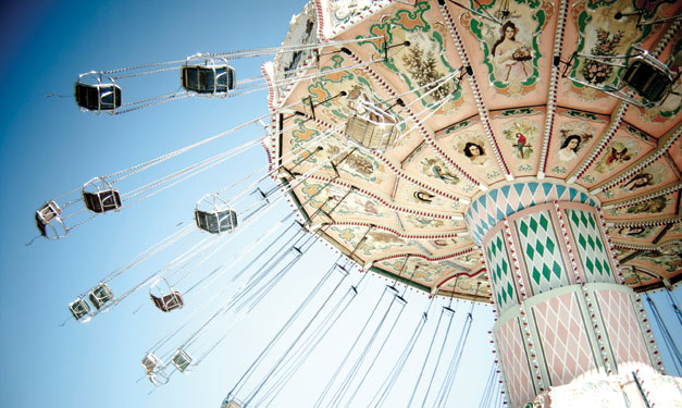 An operating swing carnival ride