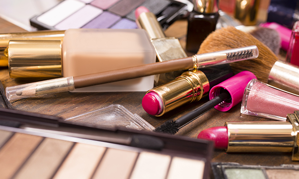 Teen Accidentally Charges $733 in Makeup to Mom's Credit Card
