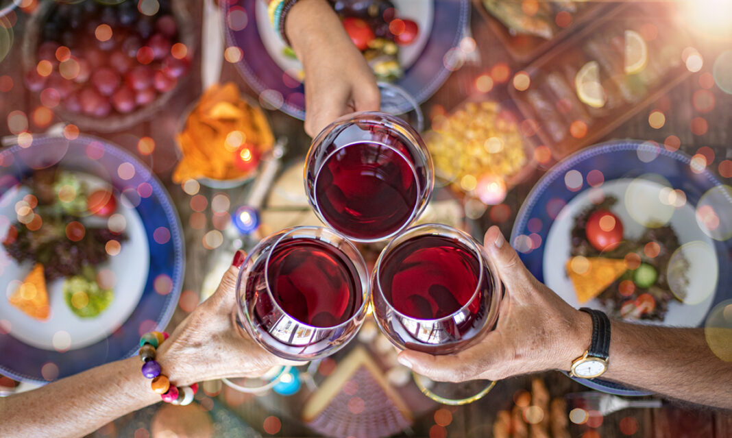 how-to-throw-a-friendsgiving-celebration-istock-gulcin-ragiboglu