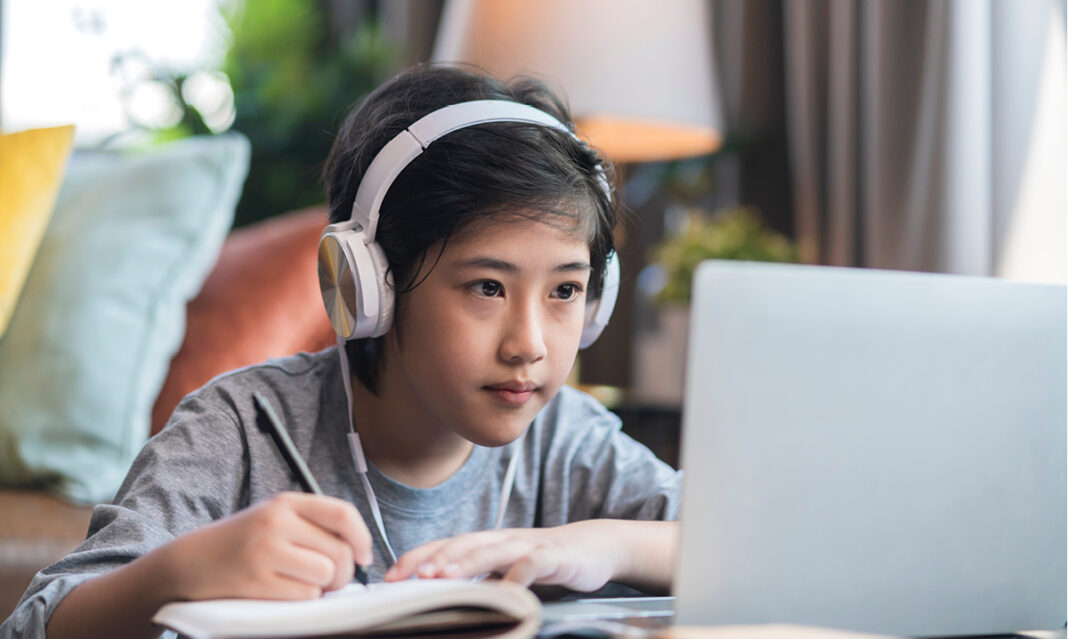 positive-homework-habits-child-working-on-laptop