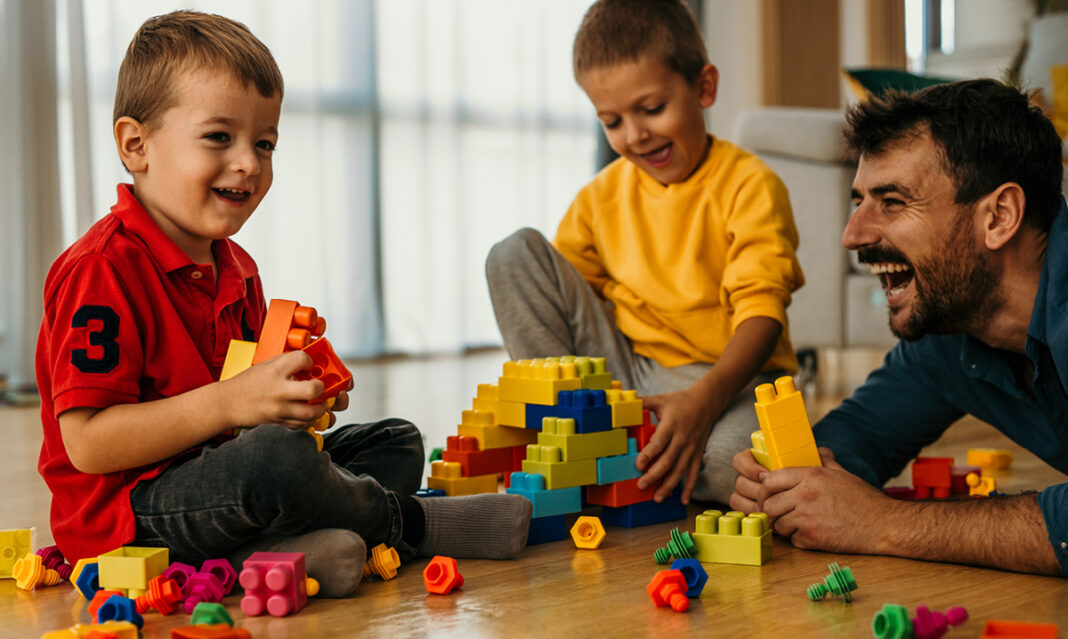 setting-family-goals-for-aba-therapy-dad-plays-blocks-with-children-all-laughing