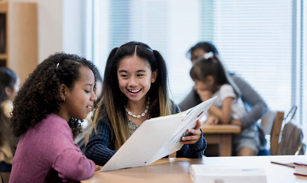 habits-of-successful-students-two-girls-studying-library