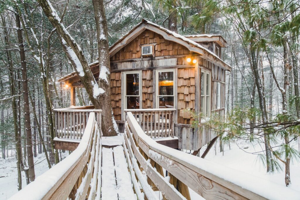 tree-house-resort-in-the-snow-in-glenmont-ohio