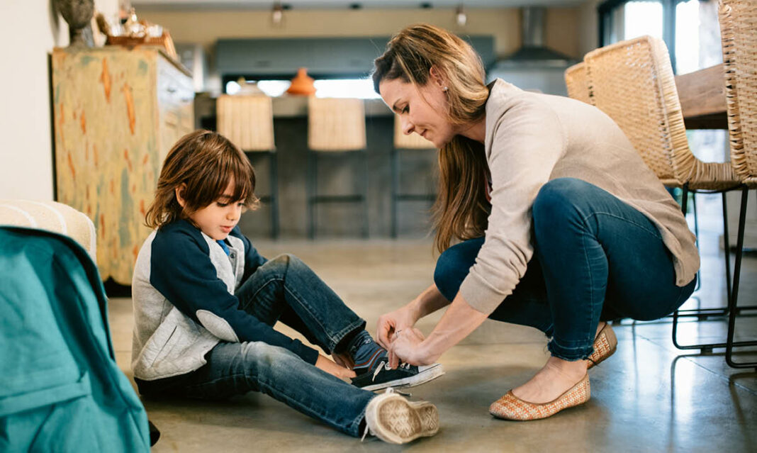 mother-son-shoes-lacing