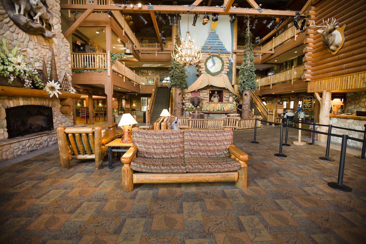 great-wolf-lodge-lobby-sandusky