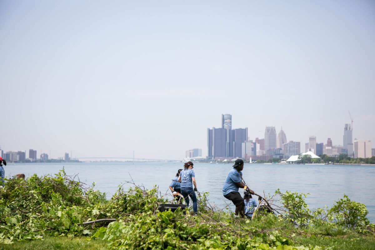 Students cleaning up Belle Isle