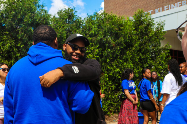 college-navigators-hugging-students-college-prep-week-gvsu