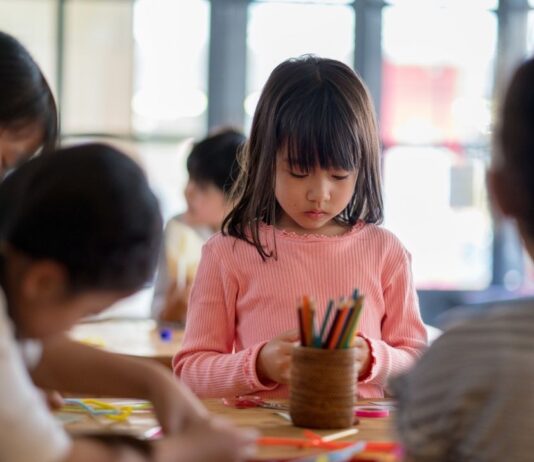 Washing Machine Bank at Lowe’s shows kids building and crafting a spinning coin bank during a free hands on workshop for families